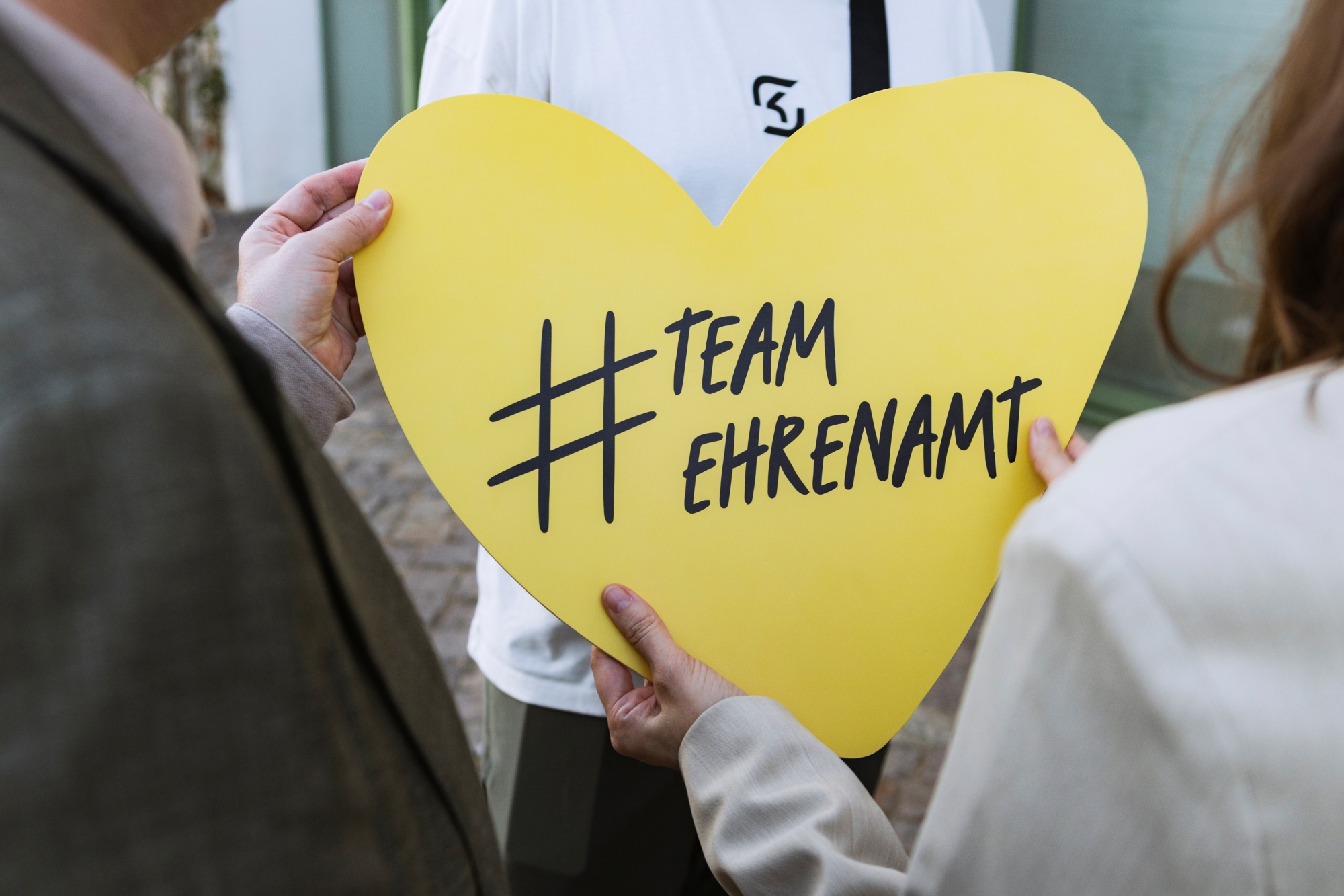 Zu sehen ist ein Herz mit der Aufschrift "Team Ehrenamt".